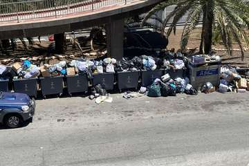 Basura acumulada en contenedores y aceras en Telde/TA.