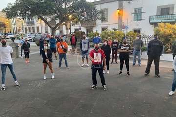 Concentración de trabajadores del Polideportivo Paco Artiles en la plaza de San Juan/TA.