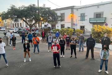 Concentración de trabajadores del Polideportivo Paco Artiles en la plaza de San Juan/TA.