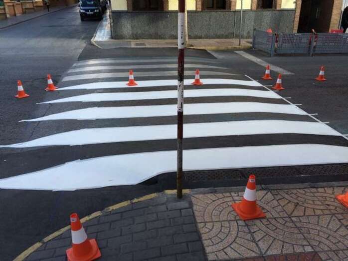 Imagen de archivo de una calle con paso de peatones elevado/TA.