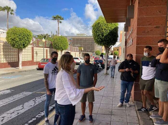 María Eugenia Melián charla con el grupo de trabajadores que está acudiendo cada día a su puesto laboral en el Paco Artiles/TA.