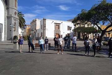 Concentración de trabajadores del Polideportivo Municipal en la plaza de San Juan/TA.