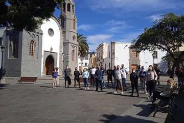 Concentración de trabajadores del Polideportivo Municipal en la plaza de San Juan/TA.