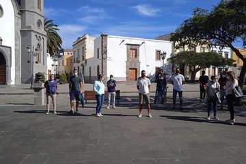 Concentración de trabajadores del Polideportivo Municipal en la plaza de San Juan/TA.