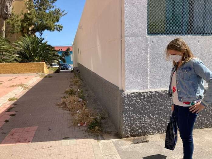 La concejala del PP María Eugenia Melián, en los alrededor de la escuela infantil de Jinámar / TA