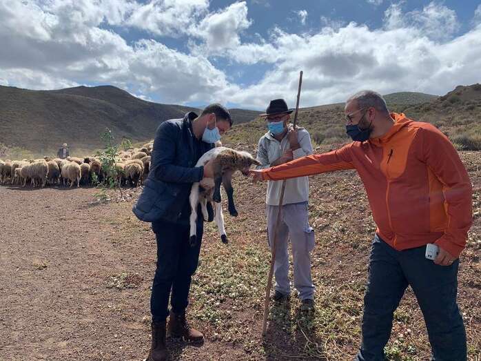 El alcalde y el concejal con Ruymán Mena, esta tarde/TA.