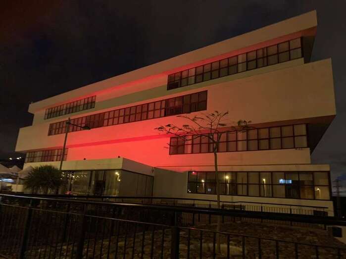 Iluminación de rojo de la fachada del edificio administrativo de El Cubillo/TA.
