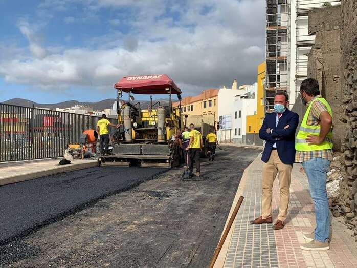 El concejal supervisa los trabajos de asfaltado/TA.