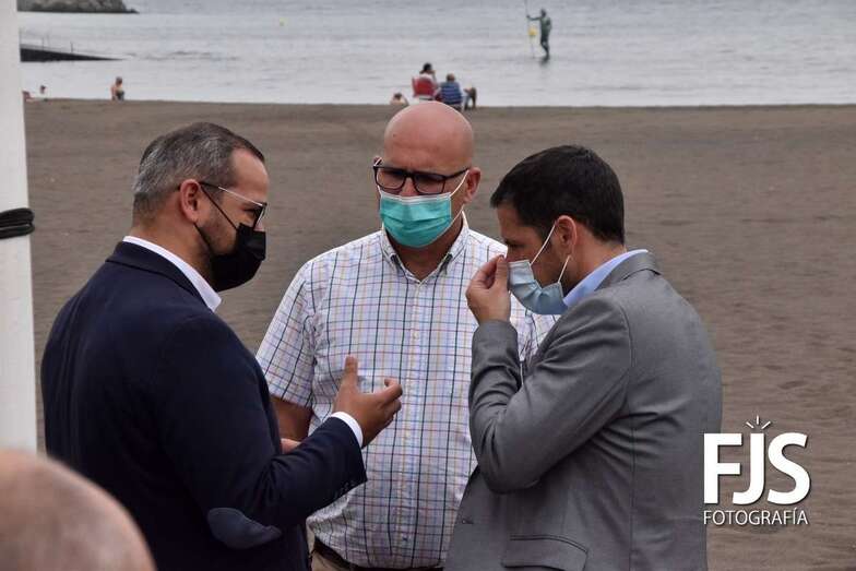 El alcalde saliente de la ciudad, este mediodía en la playa de Melenara, con los ediles Agustín Arencibia y Jonay López/Francisco Javier Santana.