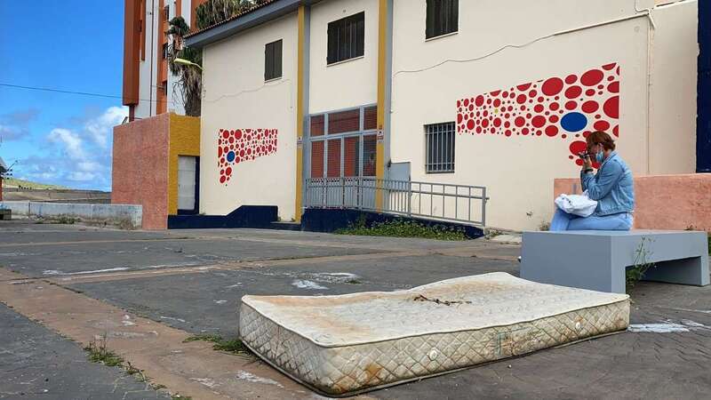 Una antigua usuaria del centro para personas sin hogar habla por teléfono delante del Pedro Lezcano, la instalación que acogía el servicio/TA.