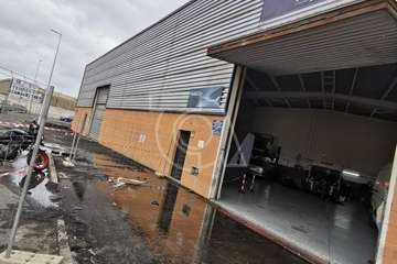 a rotura de una tubería del abasto causa una gran pérdida de agua en el Parque Empresarial de Melenara (Telde)/TA.