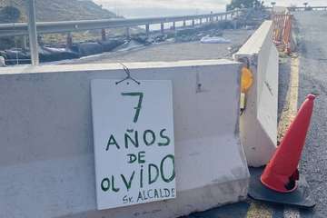 Pancartas en la carretera que une Telde con San Roque por unas obras inacabadas desde hace 7 años/TA.