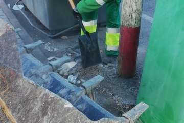  Servicios lleva un intervención integral de recogida de escombros y residuos en Ojos de Garza (Telde)/TA.