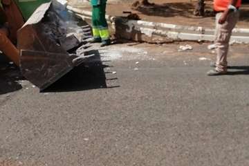  Servicios lleva un intervención integral de recogida de escombros y residuos en Ojos de Garza (Telde)/TA.