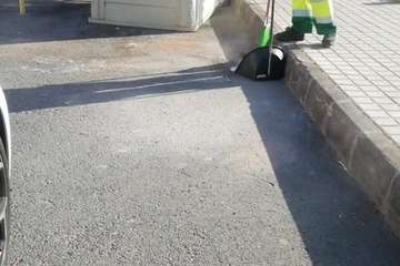  Servicios lleva un intervención integral de recogida de escombros y residuos en Ojos de Garza (Telde)/TA.