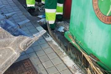  Servicios lleva un intervención integral de recogida de escombros y residuos en Ojos de Garza (Telde)/TA.