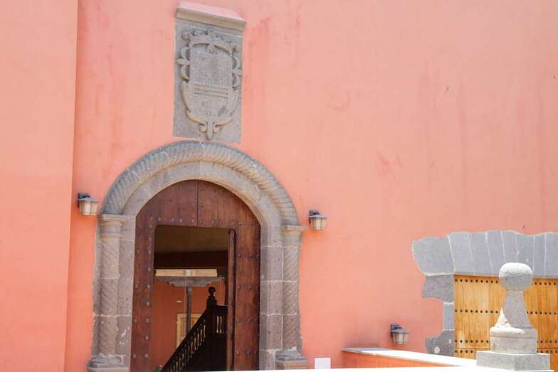 Histórica portada de la Casa Condal/TA.