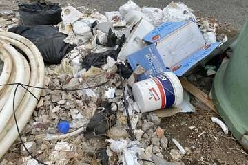 Ciuca denuncia la retirada de materiales peligrosos con personal municipal/TA.