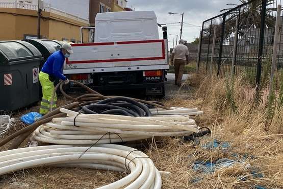 Ciuca denuncia la retirada de materiales peligrosos con personal municipal/TA.