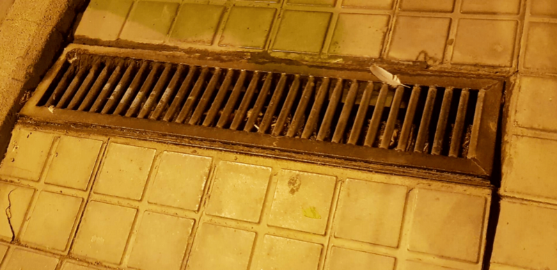 Rejilla de aguas pluviales en mal estado en Las Remudas/TA.