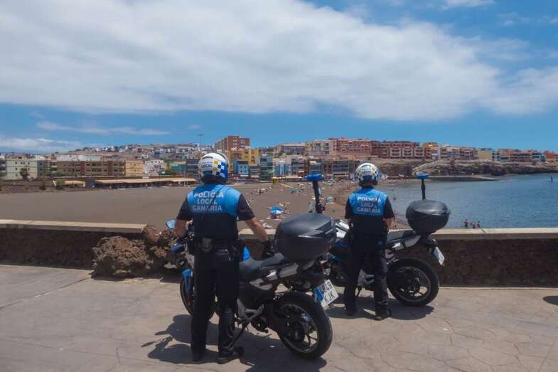 Patrulla motorizada de la Policía Local en la playa de Melenara/TA.