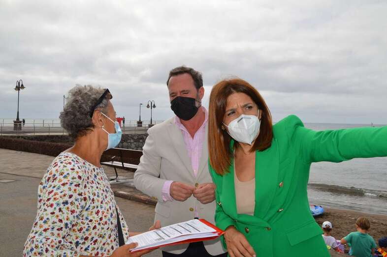 La alcaldesa de Telde, en una imagen de archivo, charla con una vecina de Melenara/TA.