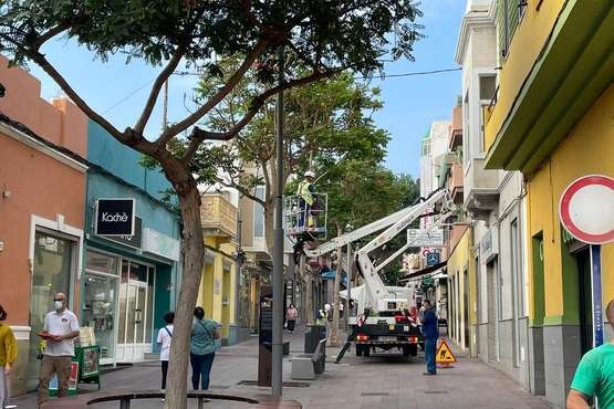 Telde comienza la instalación de las luces navideñas en sus calles/TA y Francisco Javier Santana.