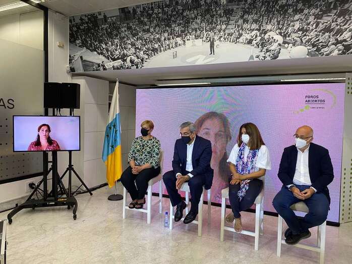 Carmen Hernández (segunda por derecha), entre los participantes en este seminario sobre el valor del proyecto político de NC/TA.