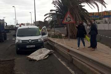 Telde suple la inacción de Obras Públicas del Cabildo y acondiciona los accesos al vial costero por Salinetas/TA.