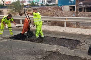 Telde suple la inacción de Obras Públicas del Cabildo y acondiciona los accesos al vial costero por Salinetas/TA.
