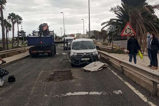 Telde suple la inacción de Obras Públicas del Cabildo y acondiciona los accesos al vial costero por Salinetas/TA.