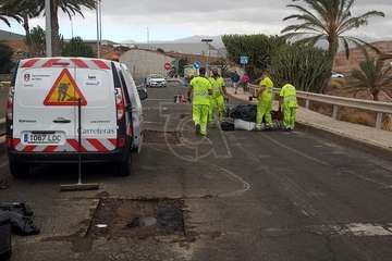 Telde suple la inacción de Obras Públicas del Cabildo y acondiciona los accesos al vial costero por Salinetas/TA.