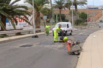 Telde suple la inacción de Obras Públicas del Cabildo y acondiciona los accesos al vial costero por Salinetas/TA.