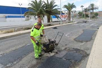Telde suple la inacción de Obras Públicas del Cabildo y acondiciona los accesos al vial costero por Salinetas/TA.