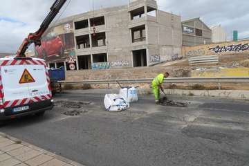 Telde suple la inacción de Obras Públicas del Cabildo y acondiciona los accesos al vial costero por Salinetas/TA.