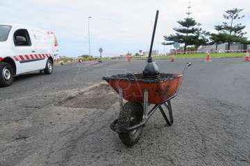 Telde suple la inacción de Obras Públicas del Cabildo y acondiciona los accesos al vial costero por Salinetas/TA.
