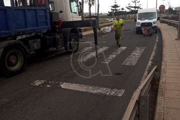 Telde suple la inacción de Obras Públicas del Cabildo y acondiciona los accesos al vial costero por Salinetas/TA.