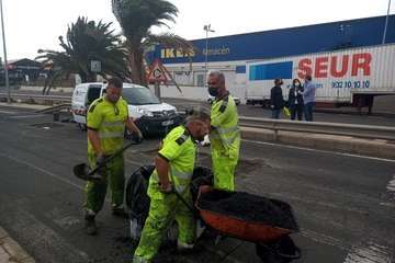 Telde suple la inacción de Obras Públicas del Cabildo y acondiciona los accesos al vial costero por Salinetas/TA.