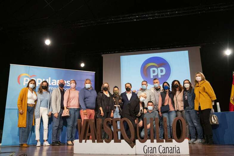 Foto de familia de miembros del PP en Valsequillo tras la asamblea local/TA.