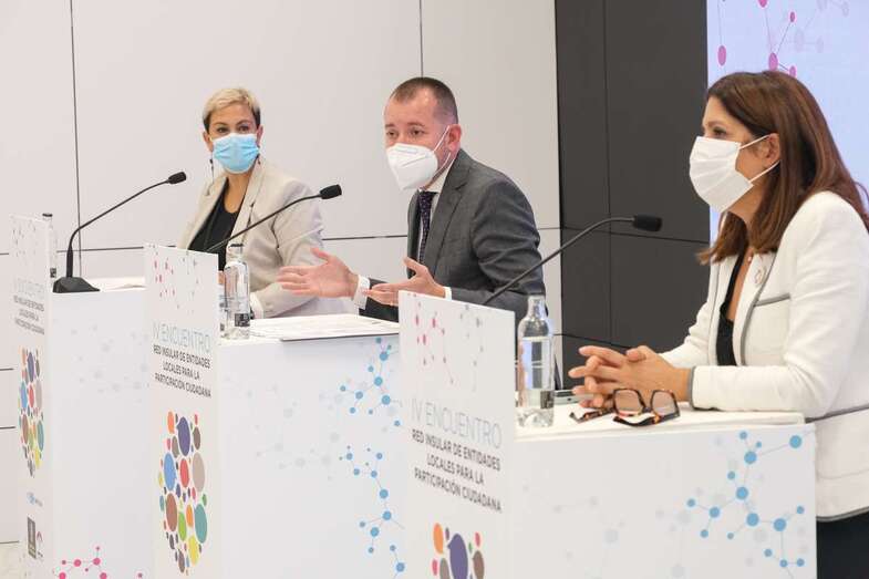 La alcaldesa junto al consejero de Presidencia y la alcaldesa de Ingenio/TA.