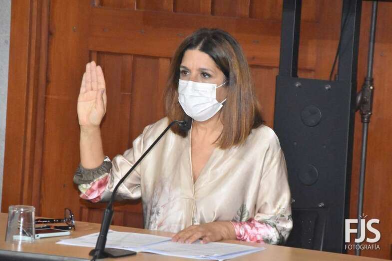 La alcaldesa de Telde, Carmen Hernández, votando en el Pleno del pasado mes de septiembre/Francisco Javier Santana.