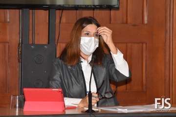 La policía Cristina Quevedo y la periodista Rebeca Paniagua, 