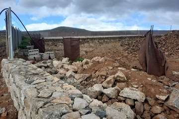 Detalle de los tubos para la canalización eléctrica que salen del interior de un muro/TA.