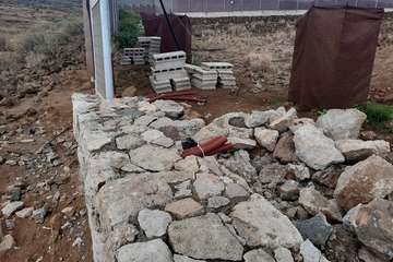 Detalle de los tubos para la canalización eléctrica que salen del interior de un muro/TA.