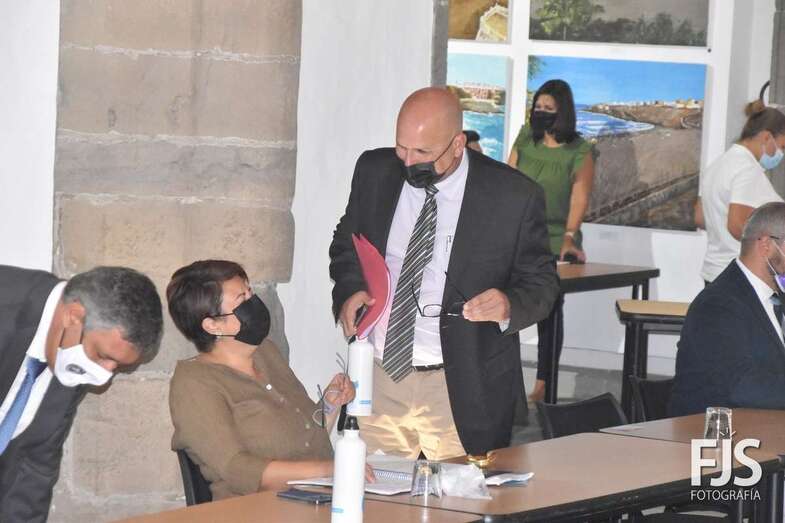 Imagen de archivo de Agustín Arencibia, de pie, en un Pleno reciente del Ayuntamiento de Telde/Francisco Javier Santana.