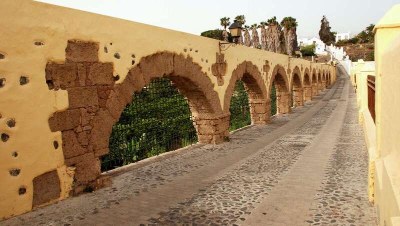 Acueducto histórico en el casco viejo de la ciudad/TA.