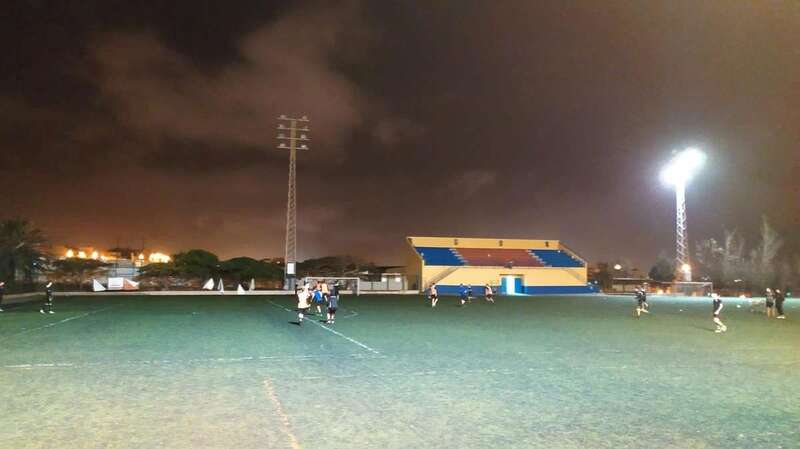 Poste apagado del campo de fútbol de Las Huesas/TA.