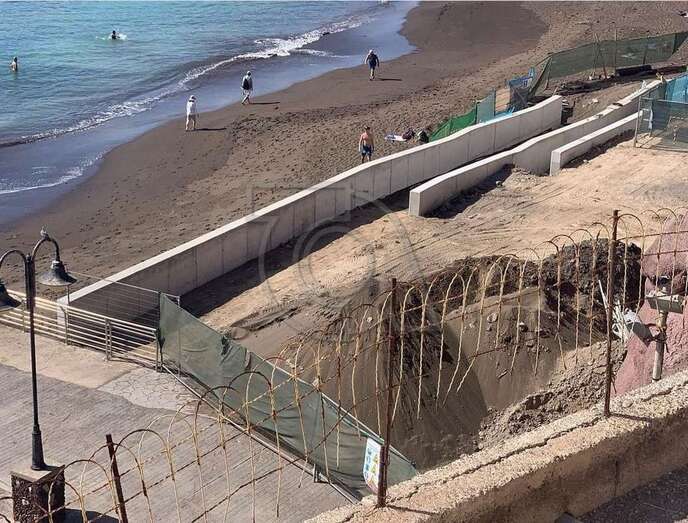 Muro de hormigón que suscita las quejas vecinales/TA.