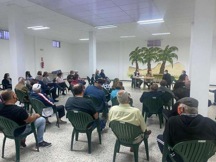 Imagen de archivo de una reunión con vecinos de Valle Casares / TA