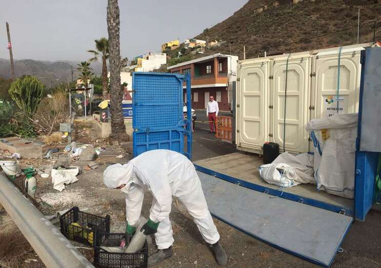 Imagen de archivo de la recogida de material con amianto en Telde/TA.